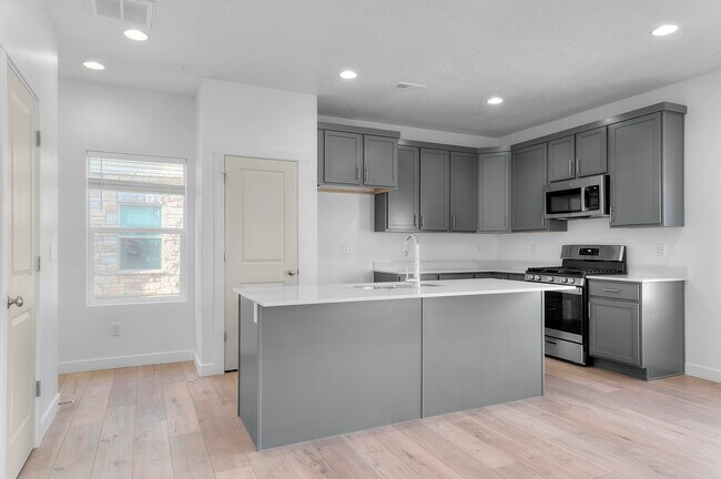 572 N Buffalo Grass Ln, Lindon, UT 84042 - photo 7