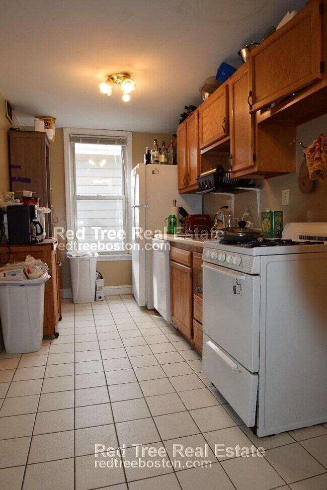 216 Freeman St unit 4-bed 2-bath, Brookline, MA 02446 - photo 2