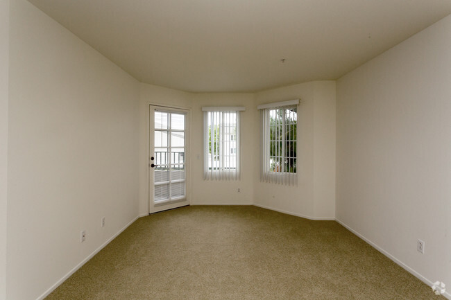 1BR, 1BA - 873 SF