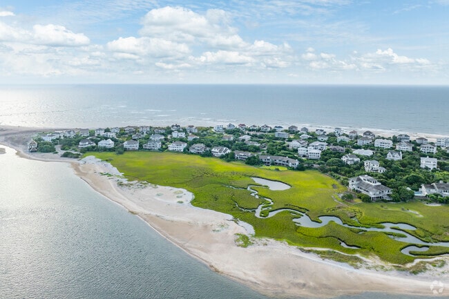 Homes on Figure 8 Island range from modern architectural masterpieces to charming coastal retreats.