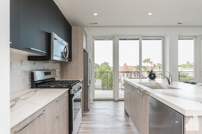 2534 W Fullerton Ave unit 503, Chicago, IL 60647 - photo 7