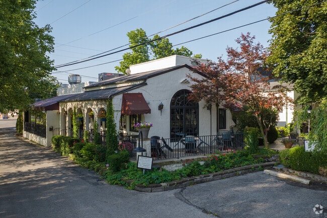 The beautiful and green outdoor patio of Mama Corolla's in Canterbury-Chatard.