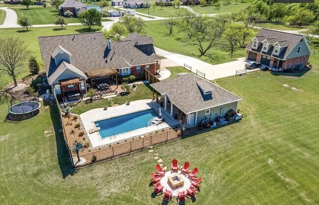 4275 Old Thomas Rd unit 3 Pool House, Aubrey, TX 76227 - photo 3