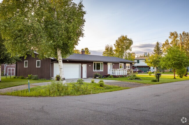 Find ranch houses with green lawns in Aurora-Lemeta.