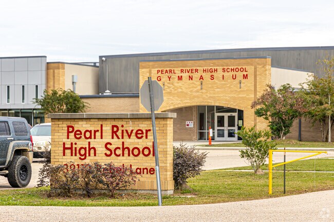 Pearl River High School offers an array of extracurricular clubs and organizations.