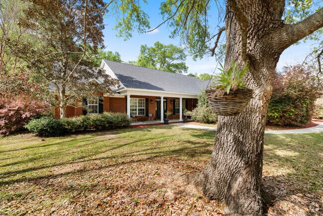 Ranch style homes with craftsman features are common in Centerville.