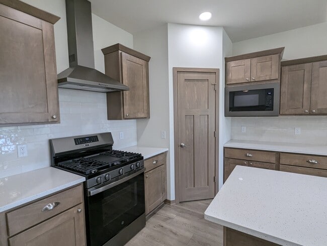 6640 Linnet Ln, Middleton, WI 53562 - photo 7