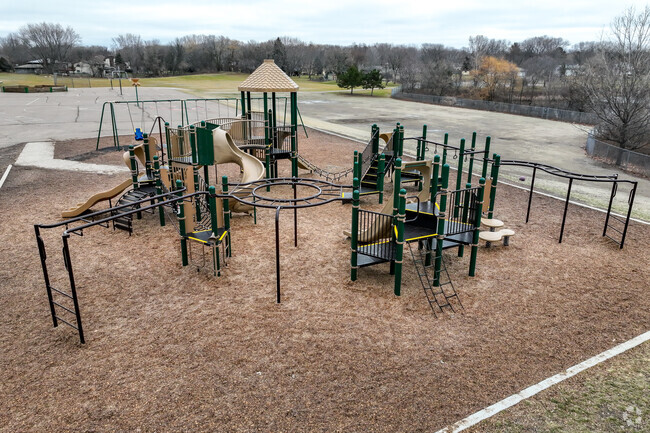 Thomas Lake Elementary has a student-teacher ratio of 15 to 1.