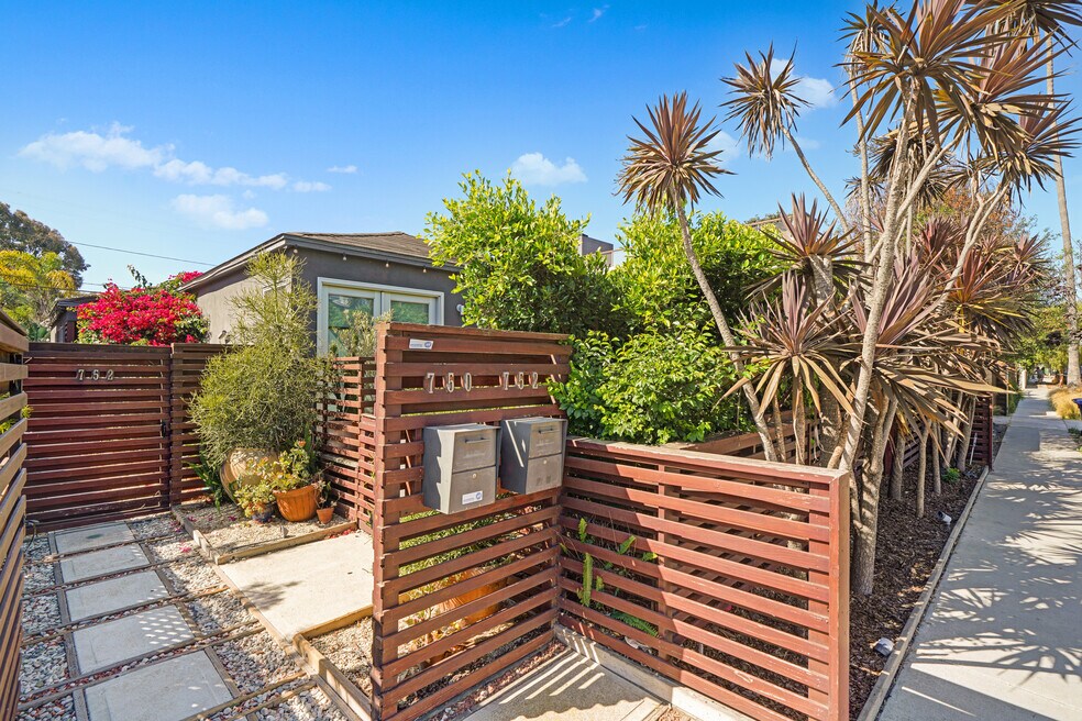 750 Vernon Ave, Venice, CA 90291 - photo 1