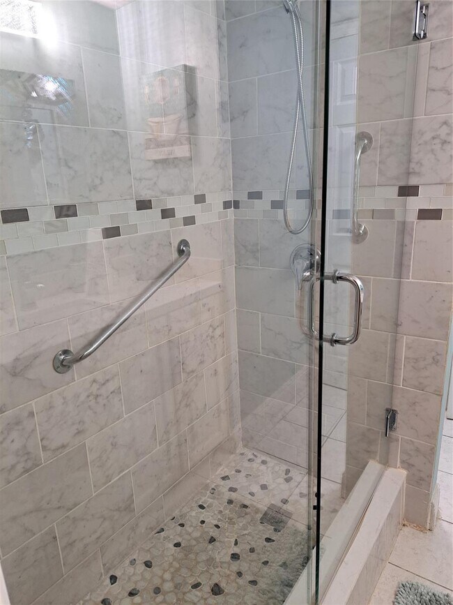 17455 NW 94th Ct unit c, Hialeah, FL 33018 - photo 2