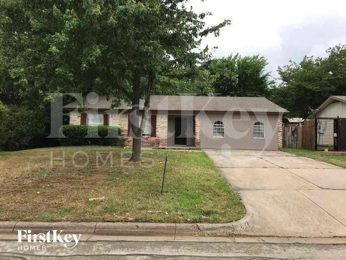 1602 Geraldine Ln, Arlington, TX 76010 - photo 1