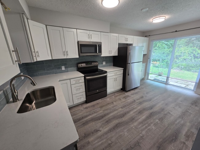 843 Cambridge Ct, Dunedin, FL 34698 - photo 3