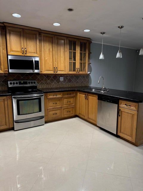 11050 NW 36th St, Coral Springs, FL 33065