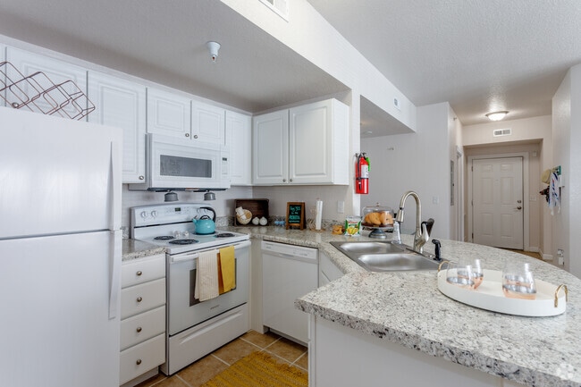 2BR, 2BA - 1012 SF
