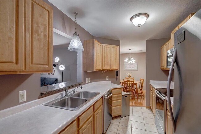 102 Prairie Heights Dr unit 416, Verona, WI 53593 - photo 6