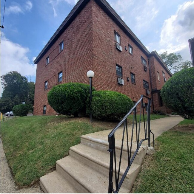8049 Pine Rd, Philadelphia, PA 19111