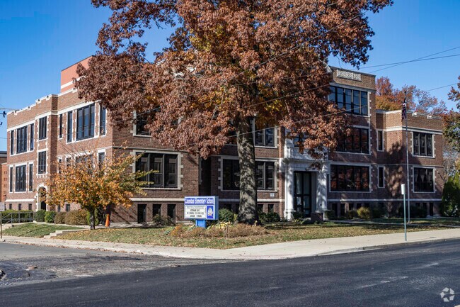 Columbus Elementary School provides education in the neighborhood of 
Edwardsville.