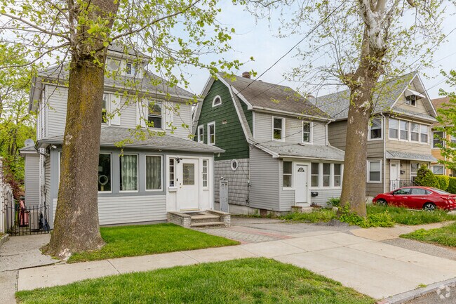 Colonial homes in Sunnyside can be found filling a full block with manicured lawns and garages.