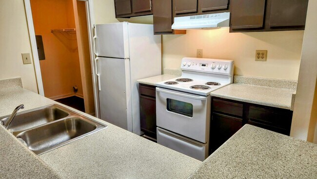 Oak Ridge Trace, Morrow, GA 30260 - photo 2