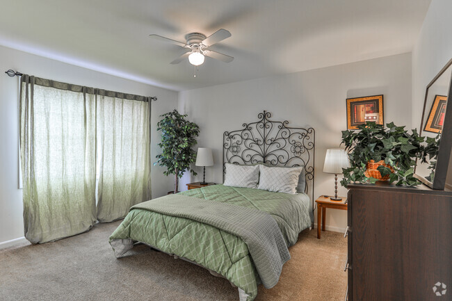 1BR, 1BA - 1,250 SF