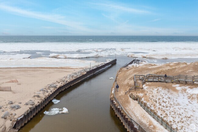The shores of Lake Michigan become filled with icebergs during the winter months.
