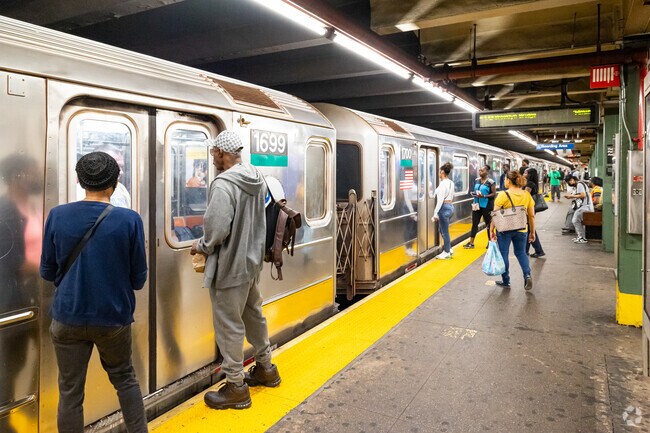 Hunts Point Avenue Station connects commuters to the 6 train.