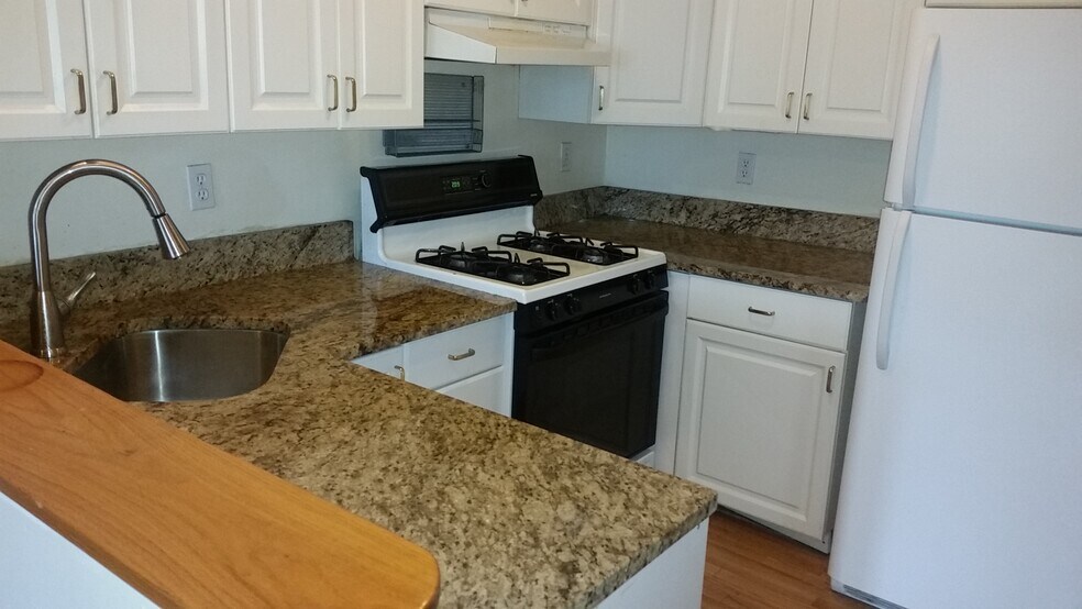 318 Saint Paul St unit 5, Brookline, MA 02446 - photo 1