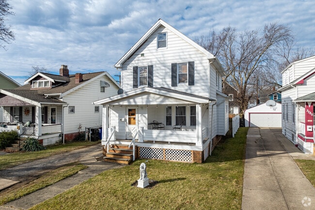 Four-square style homes are found throughout Jefferson.