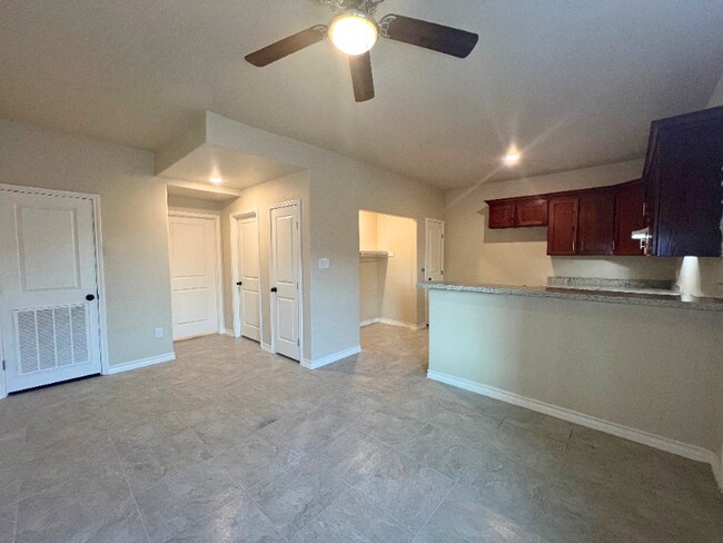 2904 E Lyon St unit Lyon's Cape 1 Bed, Laredo, TX 78043 - photo 6