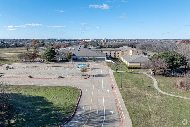 Glen Oaks Elementary School has a student-teacher ratio of 14:1.