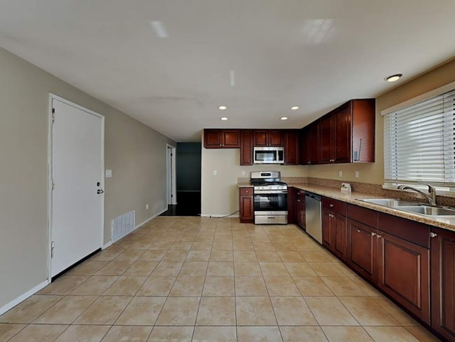 27848 Crosspath Ave, Canyon Country, CA 91351 - photo 5