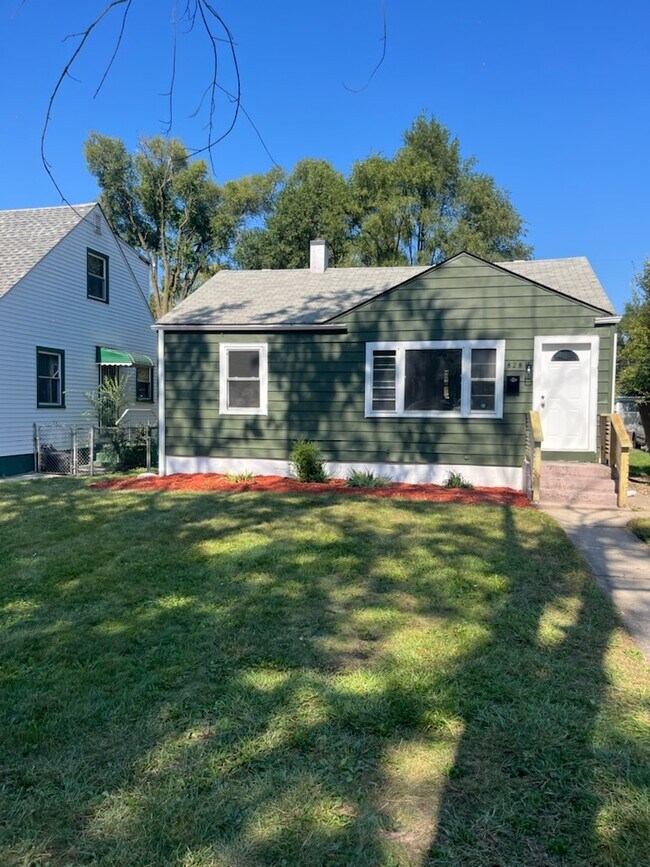 828 E 35th Place, Gary, IN 46409