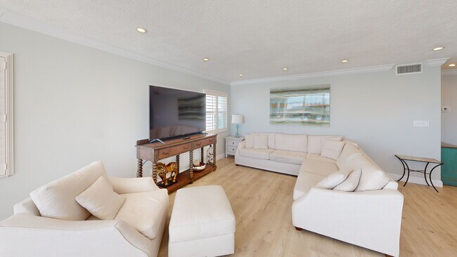 226 Golden Gate Point unit 44, Sarasota, FL 34236 - photo 3