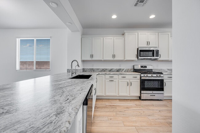 18153 W Hiddenview Dr, Goodyear, AZ 85338 - photo 2