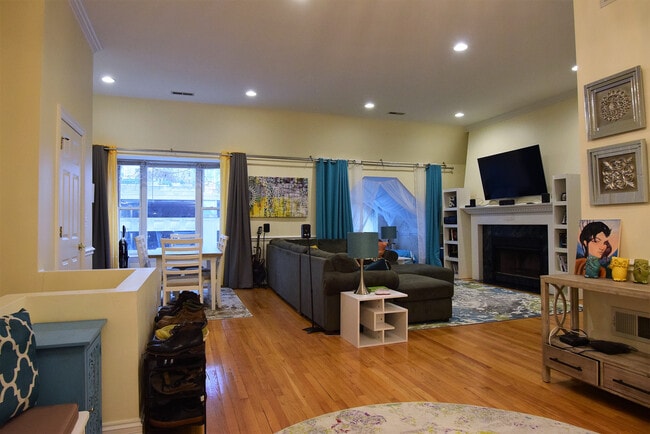 1154-1156 N Dearborn St, Chicago, IL 60610 - photo 2