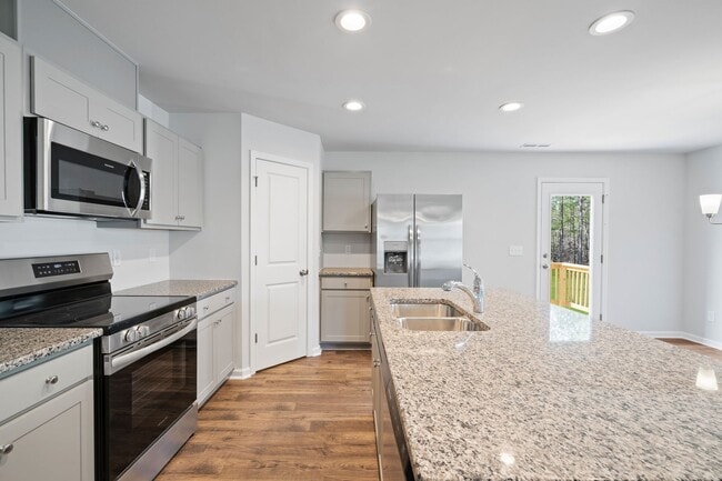 302 Happy Trail Rd, Aberdeen, NC 28315 - photo 3