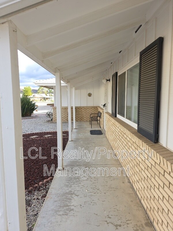 26201 Fountain Bleu Dr, Sun City, CA 92586 - photo 4