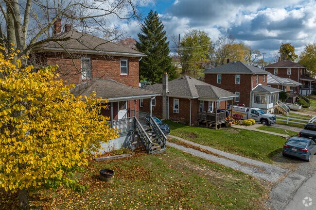 Single-family homes sit in clusters throughout Smith Township.