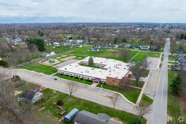 North Elementary School has a student population of 317 students.