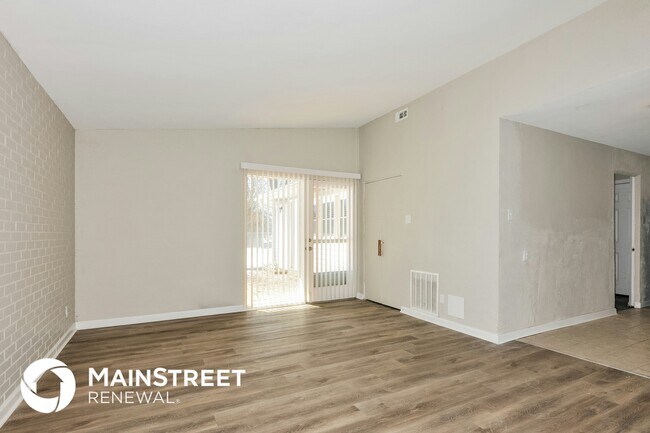 8412 Chalons Ct, Saint Louis, MO 63134 - photo 2