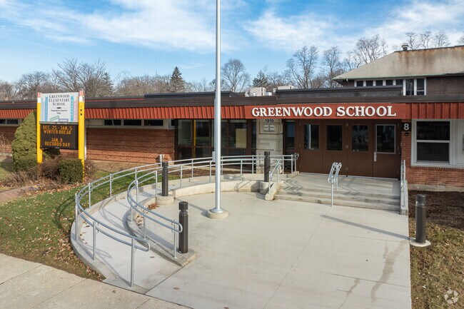 Niche gives Waukegan Public School District 60 a C-minus rating.