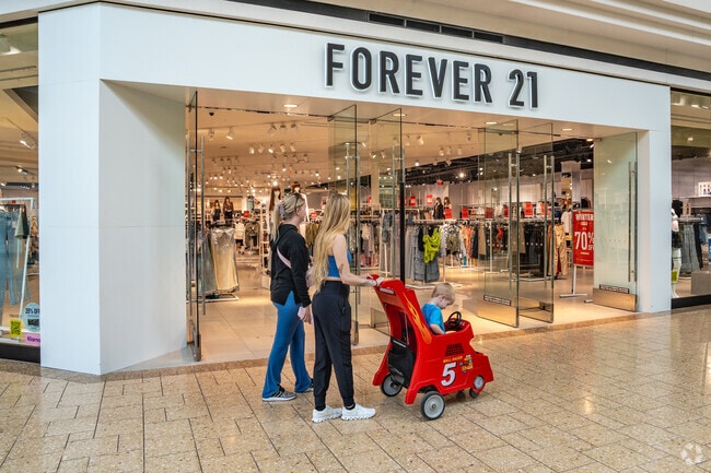 The Mall at Tuttle Crossing is located less than 10 minutes away from Tuttle West.
