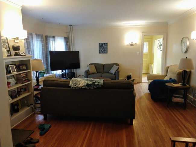Hardwood floors, crown molding, 10 ft ceiling