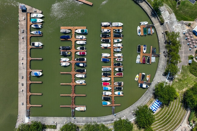 Huron boasts numerous public marinas, led by the expansive Huron Boat Basin.