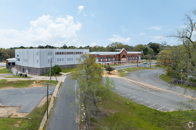 The dedicated teacher of Minden High School earned a B grade from Niche.