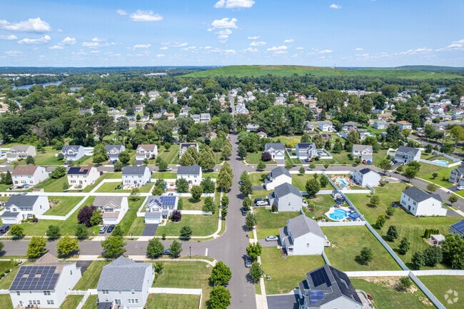 View homes with well-maintained green lawns in Florence, NJ.
