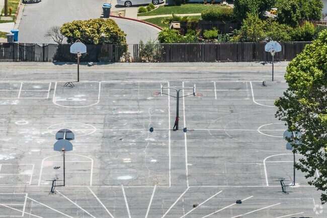 R.O. Hardin Elementary School is a Hollister public school with plenty of amenities.