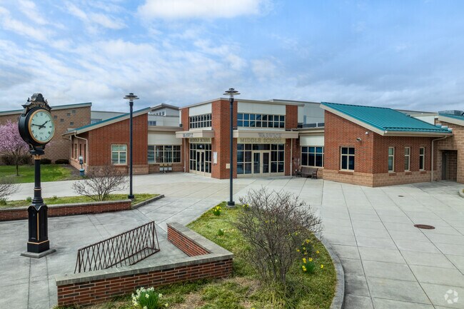Warwick Middle School received an overall grade of B from Niche.