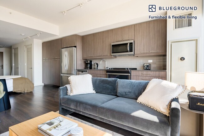 730 W Couch Place unit FL24-ID778, Chicago, IL 60661 - photo 2