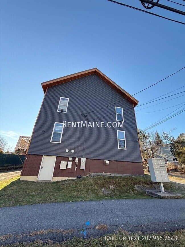 76 Court St unit 4, Bangor, ME 04401 - photo 2